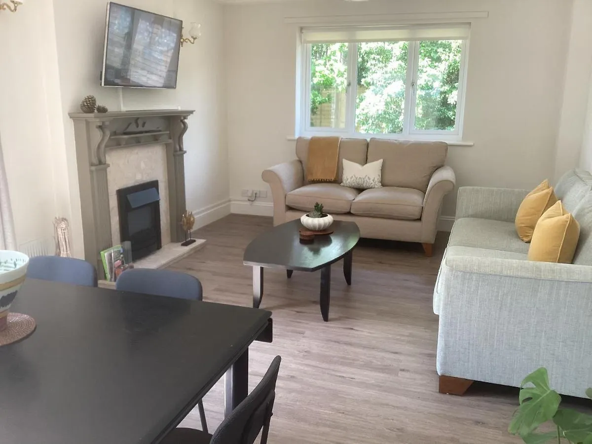 Forest Heath Holidays - Denphyl Ringwood Apartment