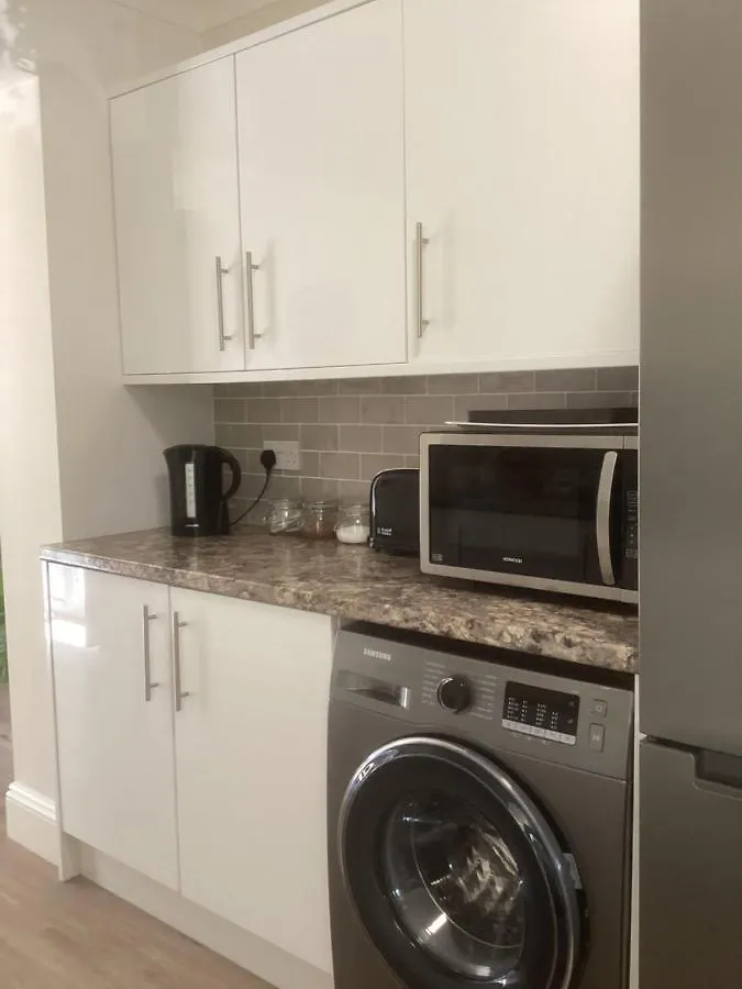 Forest Heath Holidays - Denphyl Ringwood Apartment