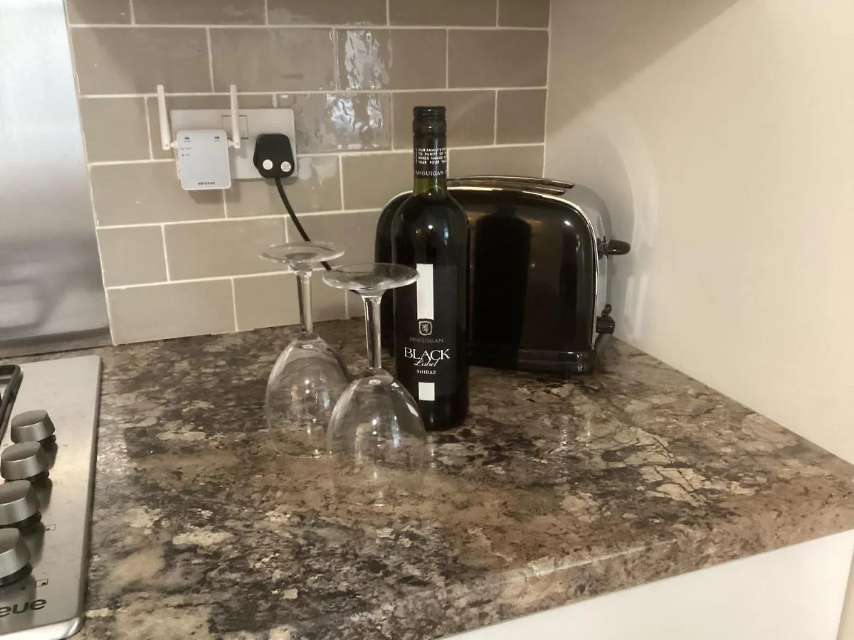 Forest Heath Holidays - Denphyl Ringwood Apartment